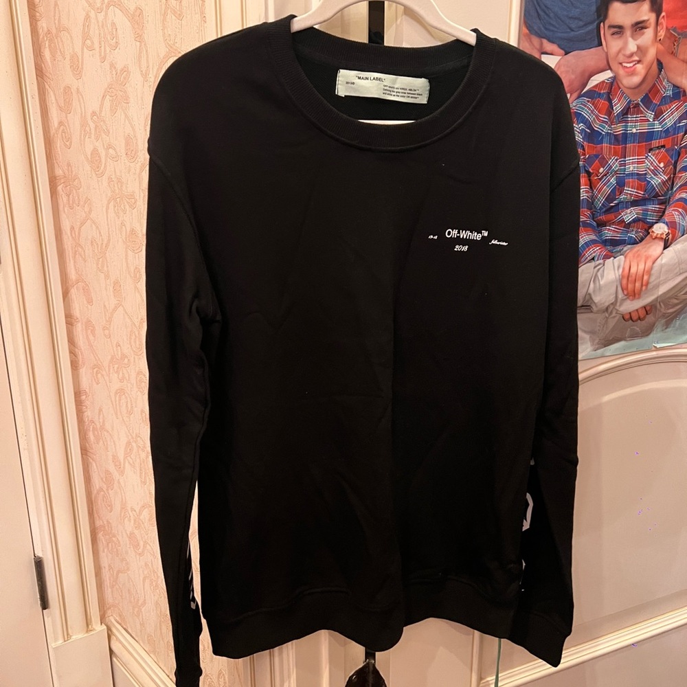 BLACK CREWNECK SWEATER